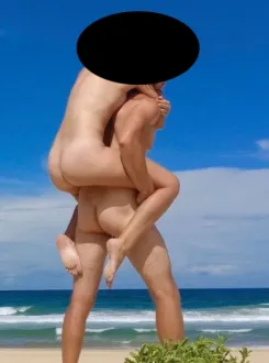 Parejita guapa en Maspalomas. Alguna pareja para disfrutar?