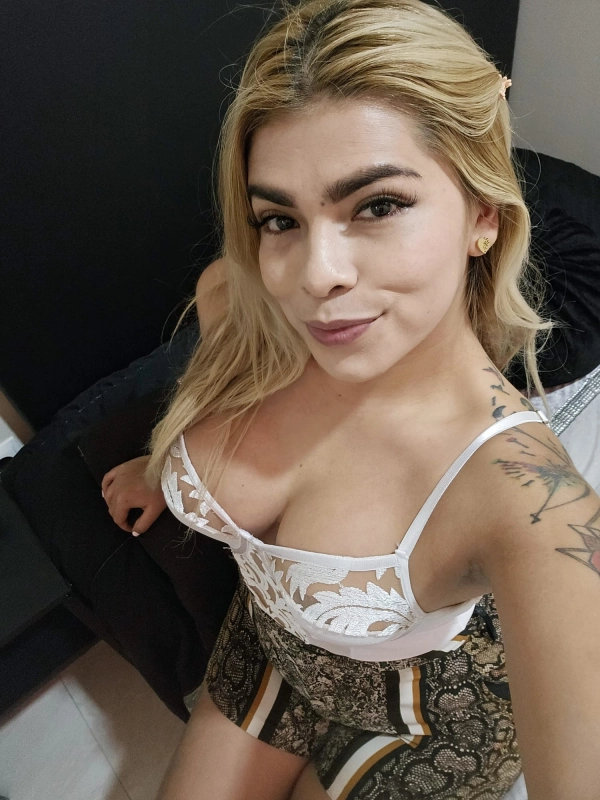 ... EXUBERANTE FEMENINA RUBIA DELICIOSAS CURVAS.. SALIDAS