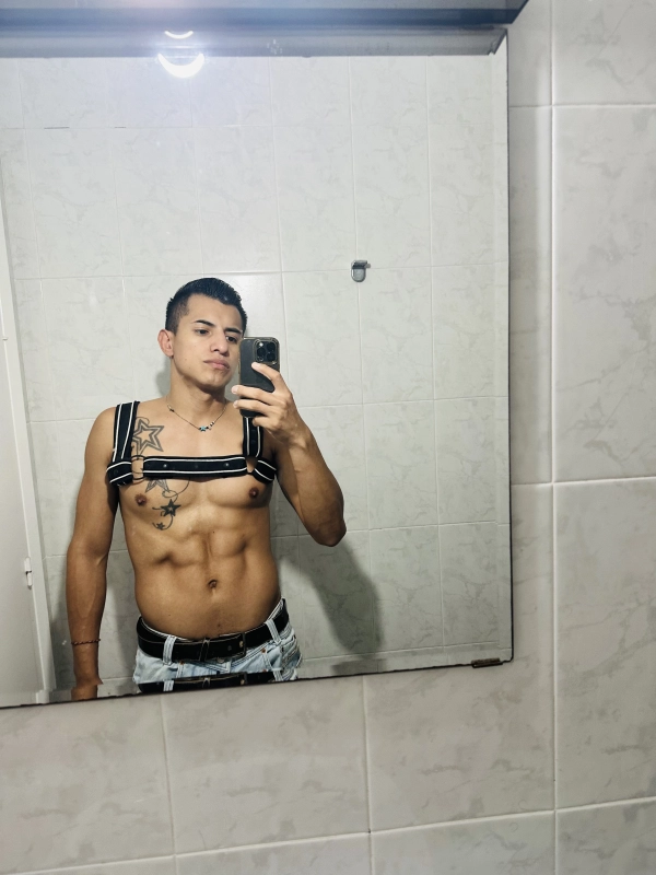 Jovencito latino guapo vers más fiestero