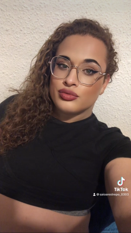 Chica trans colombiana compasiva relajada  - 5