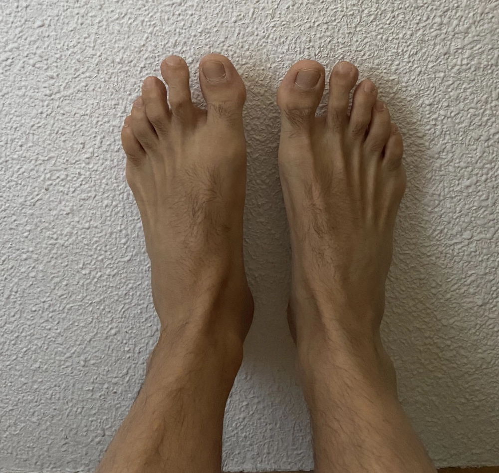 Tio masculino ofrece pies para masajear, lamer, etc