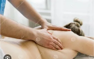 Masajista con curvas hace masaje relajante con su camilla 