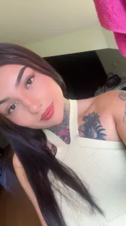 Latina en Marbella tatuada fiestera muy joven y bel