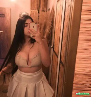 Linda y joven latina dispuesta a pasarla rico 