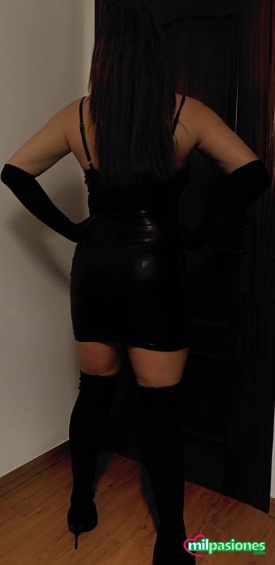 Dominatrix Laia Lyon te gustaría servirme  - 1