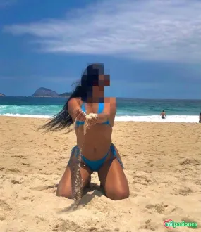 Masajista encantadora con unas delicadas manos 