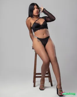 Gema ,una Diosa de pelo negro..DISPONIBLE