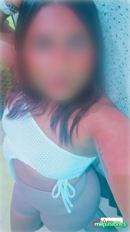 Morena latina juguetona, divertida muy implicada  - 3