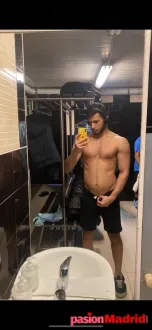 Joven árabe guapo vivo en Madrid con ganas 