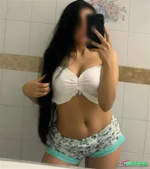 Jovencita delgada con cabello lacio largo y divino 