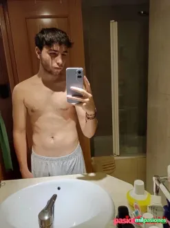 chico joven con ganas de tener sexo 