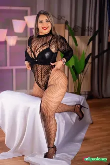 Carol venezolana sexy con increíbles curvas 