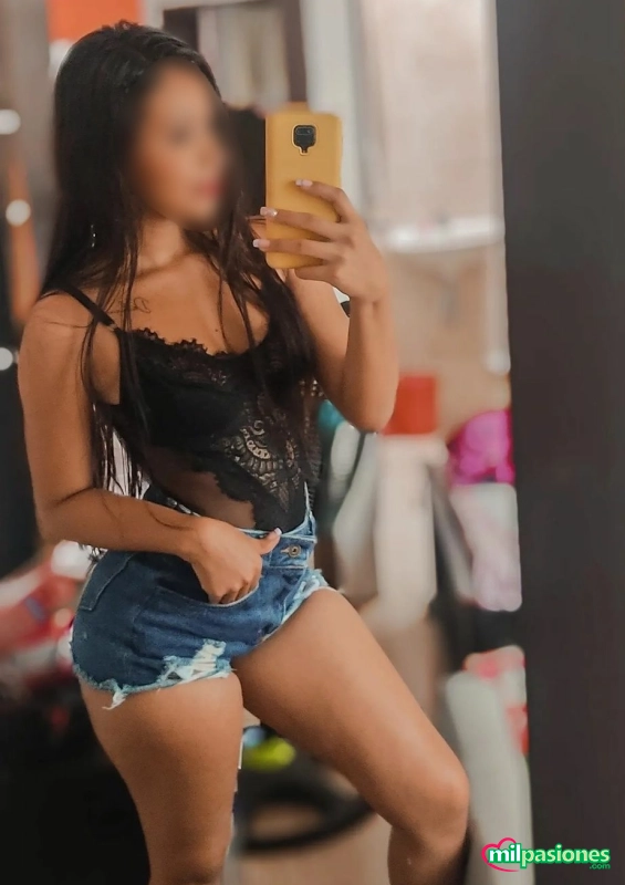 HERMOSA COLOMBIANA CALIENTE Y CON EL COÑO APRETADO - 2