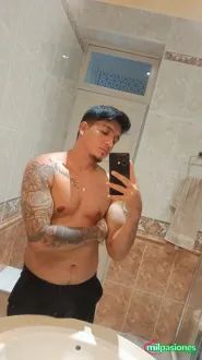 Chico joven simpático tatuado scort gigoló 