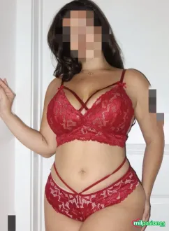 Latina con curvas muy extrovertida y muy cariñosa