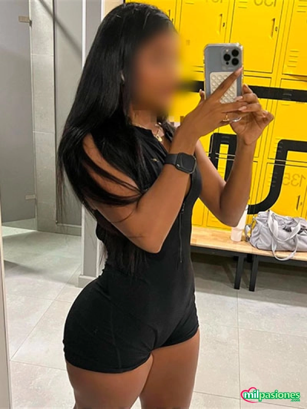 Latina Con los pezones duros como el timbre de un castillo - 1