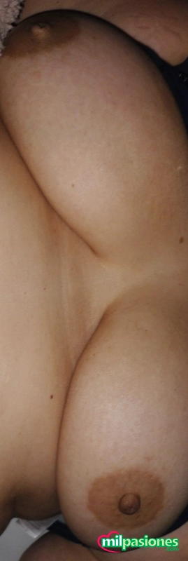 Carmen tetona y culona te puedes correr en mis grandes tetas