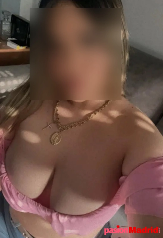 Fiestera rubia guapa simpática trato de novios  - 2