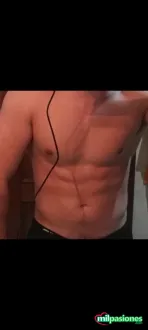 Joven fibrado guapo para todo tipo de hombres