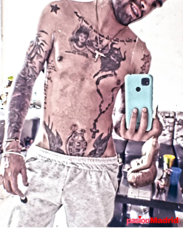 Chico flaco joven flaco tatuado sexy y con ganas d - 2