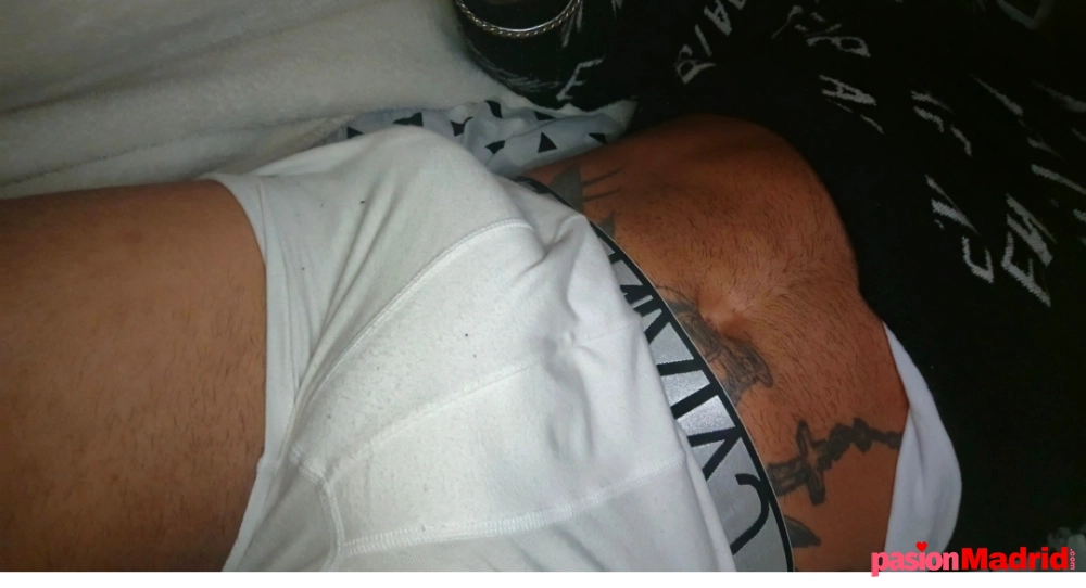 Chico flaco joven flaco tatuado sexy y con ganas d