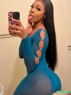 Hola soy lia encantadora chica latina caliente dominicana